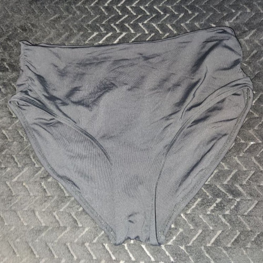 Liz Claiborne Black Bikini Bottoms in size Large/ 28" waist